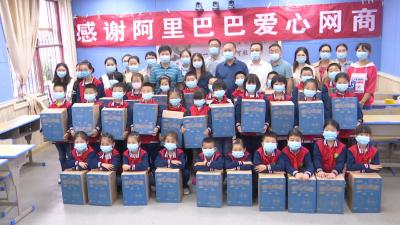 视频丨中国扶贫基金捐赠 “爱心包裹”