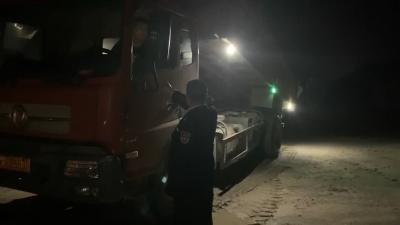 视频丨偷运黄砂出县境  强行冲卡被拘留