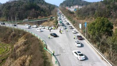 视频丨道路交通高峰呈现  交警全力保畅通
