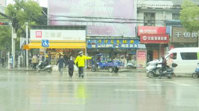 视频｜交警：坚守岗位保畅通