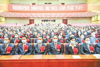牢记荣光再奋楫——湖北省脱贫攻坚总结表彰大会侧记