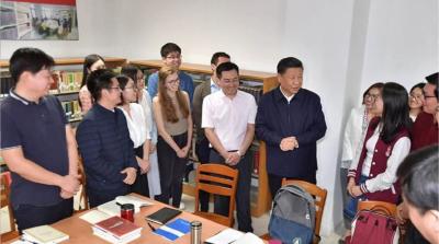 习近平与青年学子那些暖心瞬间