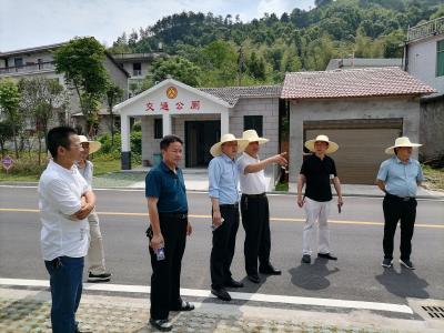 南漳县交通运输局调研组来我县考察学习农村公路建设先进经验
