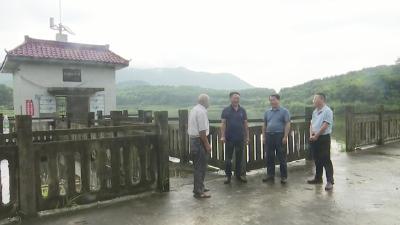 视频︱漕河镇：干群同心奋战防汛备汛一线