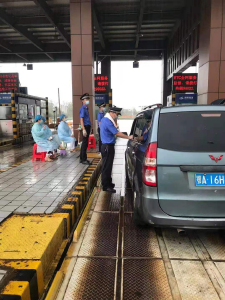 ​大雨中的坚守