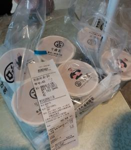 暖心！留观小伙为抗疫一线人员送奶茶