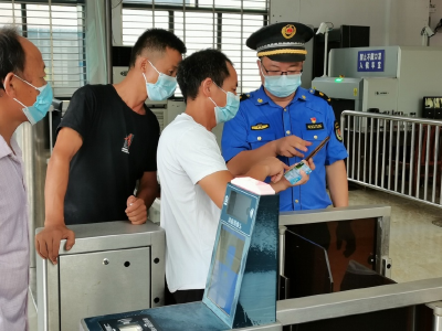 闪亮“城管蓝”  践行“铮铮誓言”