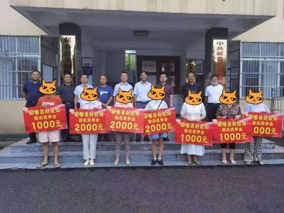 县财政局连续16年为李山村贫困优秀学子发放助学金
