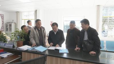 视频︱县领导调研巩固脱贫攻坚成果后评估工作