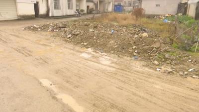 视频︱管网施工破坏道路 市民反映出行难