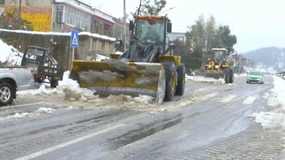 视频︱县直部门清扫积雪保安全