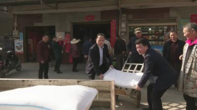 视频︱县供销社：送肥下乡保春耕