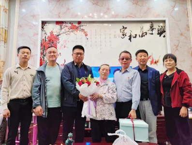 湖北好师傅集团母亲节看望骆清铭和童朝晖母亲