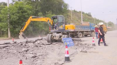 视频︱县农村公路局：修复破损路面 保障安全出行