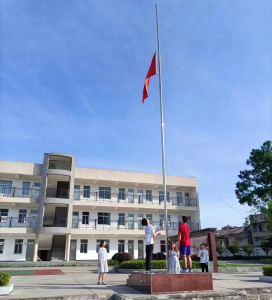 一抹国旗红 激荡爱国心——华中科技大学大学生和蕲春七小小学生在国旗下接受爱国主义教育