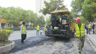 视频︱县住建局修复路面保畅通