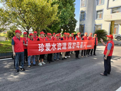 蕲春堤防：30余名党员走上江堤开展保洁行动