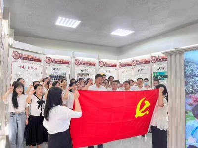 狮子镇花园中学开展“树二元教育价值观，做三心四有好教师”培训活动