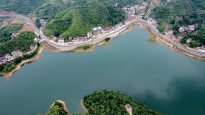 视频︱英黄公路张榜至黄梅界岭段通过交工验收