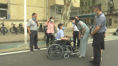 视频︱县领导赴中国地质大学(武汉)看望“蕲艾男孩”周俊章