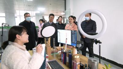 视频︱陈丹看望慰问春节期间不停产企业和坚守一线工作人员