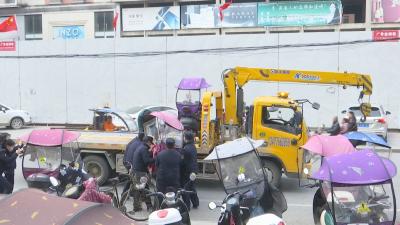 视频︱县城管执法局整治城区乱停乱放行为
