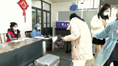 视频︱青年志愿者温暖旅客回家路