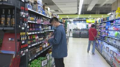 视频︱变质啤酒引纠纷 市监部门做调解 买到过期食品如何维权