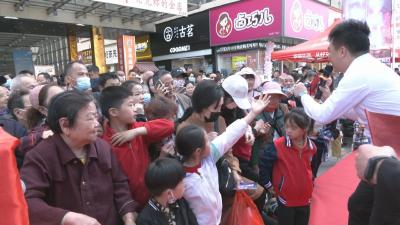 视频︱好又多超市抽奖：八位市民获“港澳双人游”