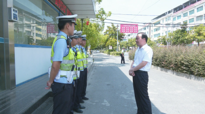 视频｜陈青慰问高温一线工作人员