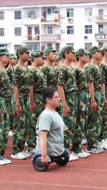 “板凳男孩”方宇翔，军姿挺拔！