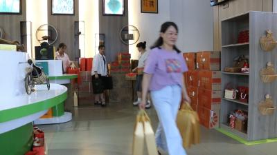 视频｜中秋国庆消费升级 特产商品持续热销