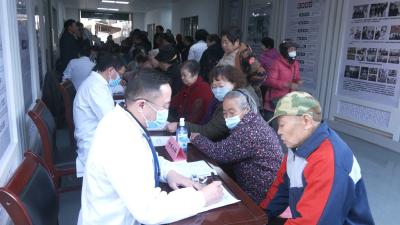 视频｜县人民医院：送医送药到基层 义诊服务暖人心