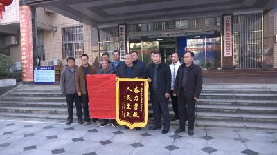 视频｜村民山上昏倒 幸遇执法队员