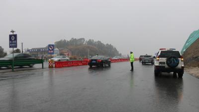 视频｜蕲春交警全员上岗应对低温雨雪冰冻天气