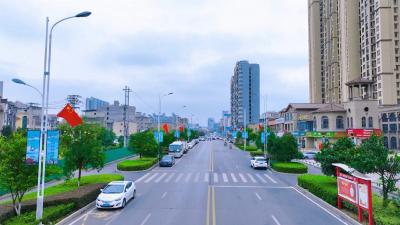 视频｜ 街头飘动中国红 艾都盛装迎国庆