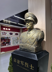 英雄从未远去，邱建军牺牲一周年后，烈士雕像在汉落成
