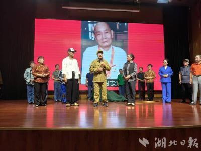 薪火相传迎“七一”:蕲春县红色文化和新四军历史研究会组织上演《山洞之约》红色情景剧 