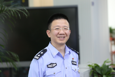 数智英雄万松，用一生守一城 