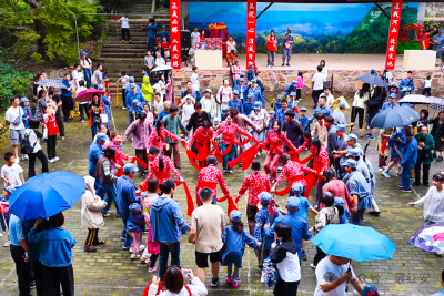 红安12条手机热线，1.5亿次关注