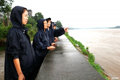 暴雨过后澴河水位上涨 孝昌现最美“社区女子巡堤队”