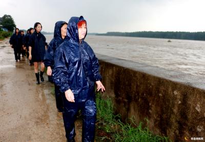 暴雨过后澴河水位上涨 孝昌现最美“社区女子巡堤队”