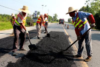 烈日下补路保畅通 