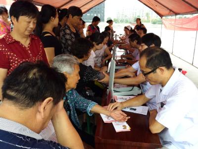 2016年 “服务百姓健康行动” 全县大型义诊活动在花园广场举行