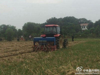 县农机局组织专班深入花园镇指导秋播生产