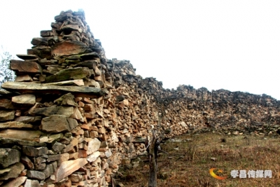 孝昌深山上现12000平米清代古山寨遗址 寨内有残存的房基20多间 