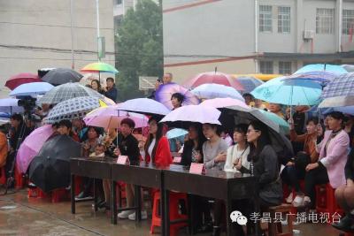 陡山乡发生了啥事？这么多人下雨天打伞也要驻足观看！看啥？这么好看？