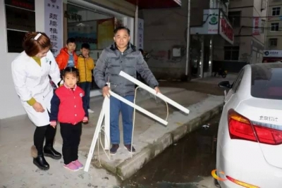 孝昌一“熊孩子”碰掉3楼铝合金窗户！砸坏店牌和轿车！差点砸到2岁小孩！