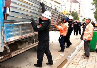 孝昌城管局执法人员拆除府东路乱搭乱建雨棚