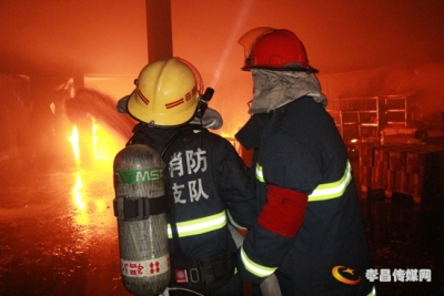 孝昌一工厂锂电池生产车间起火 民警及联勤队员排险消防扑灭